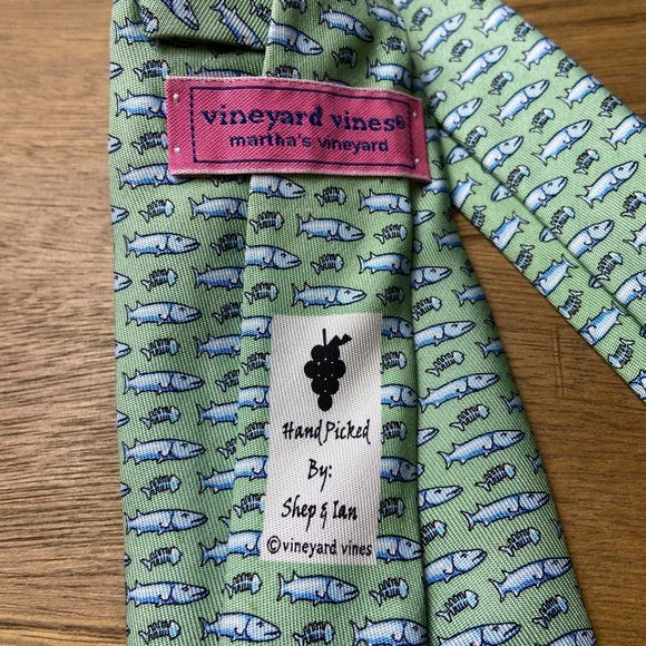 New Vineyard Vines Tie - Picture 5 of 8